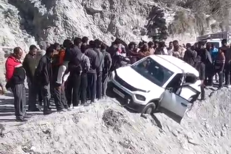 एकता का चमत्कार: खाई से खिलौने की तरह बाहर निकली कार, टल गया बड़ा हादसा