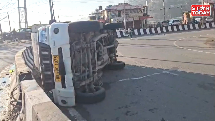 कालका-शिमला राष्ट्रीय राजमार्ग पर कोरियर वाहन पलटा, कोई हताहत नहीं