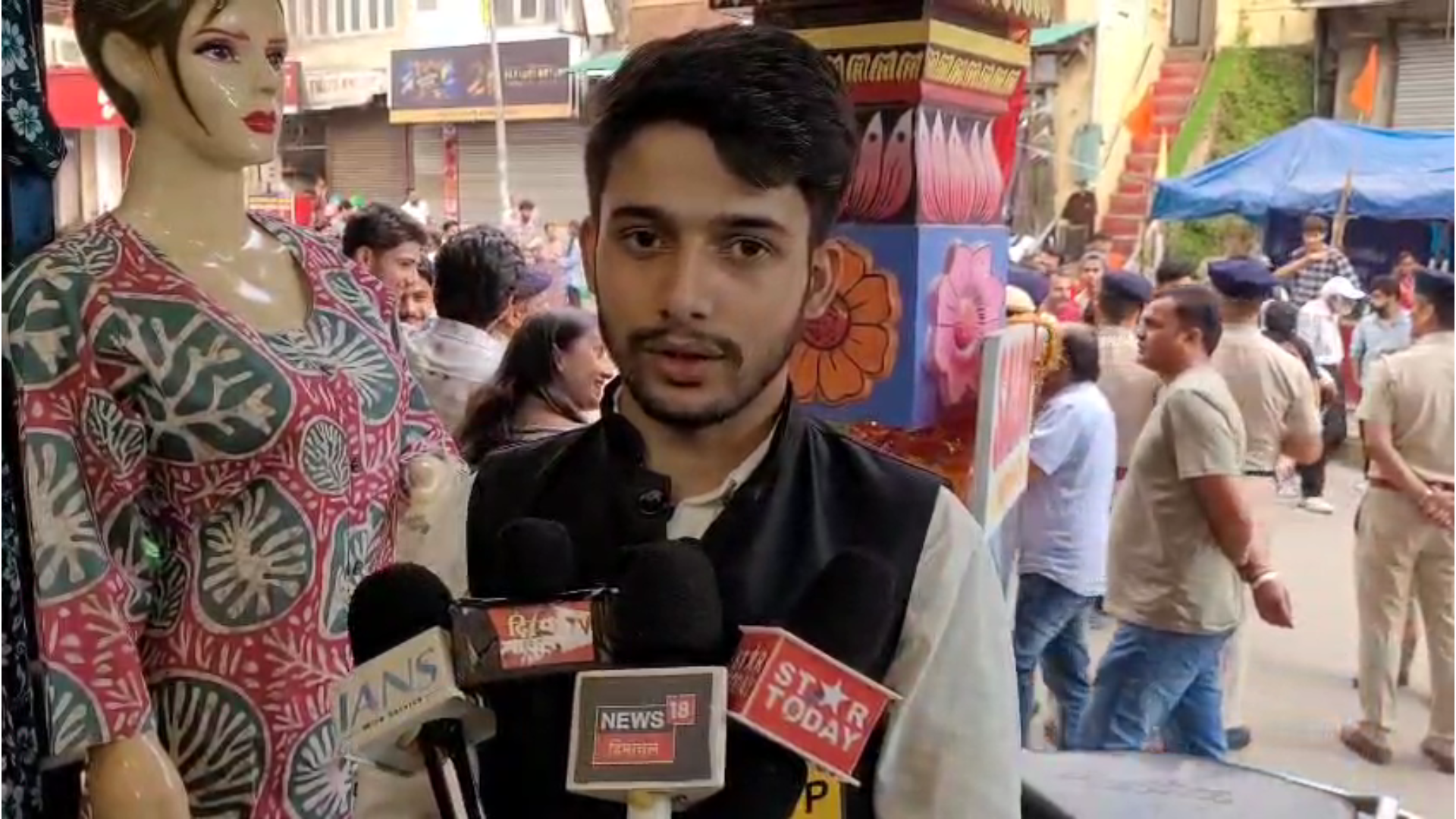 सोलन मॉल रोड पर एबीवीपी का प्रदर्शन, छात्र संघ चुनाव बहाली की मांग