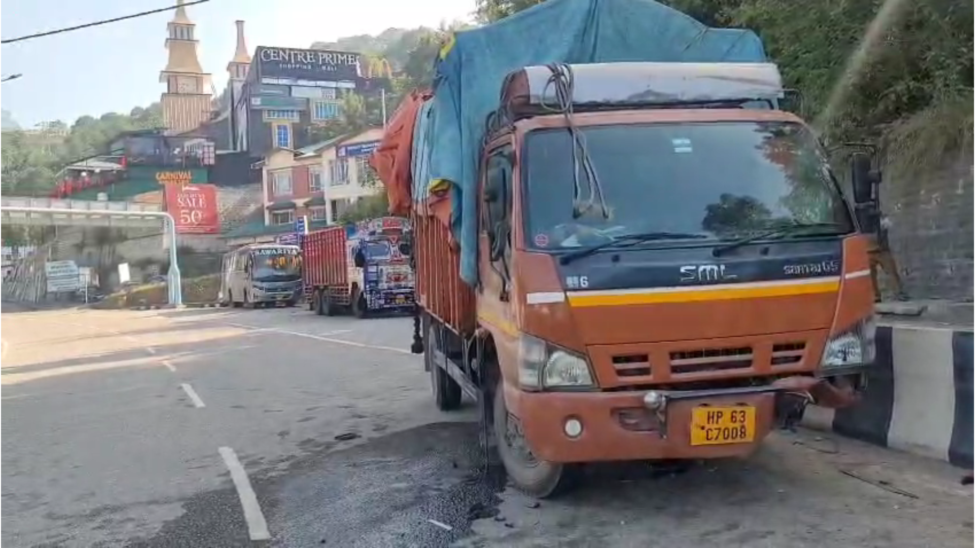 NH-5 पर सेब से लदा टैंकर पलटा, बड़ा हादसा टला