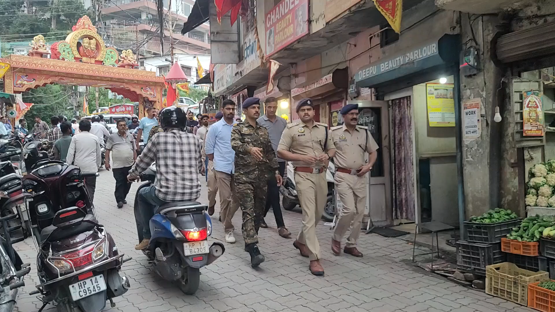 सोलन में एसपी साईं दत्तात्रेय ने पुलिस बल के साथ घटनास्थल का किया निरीक्षण
